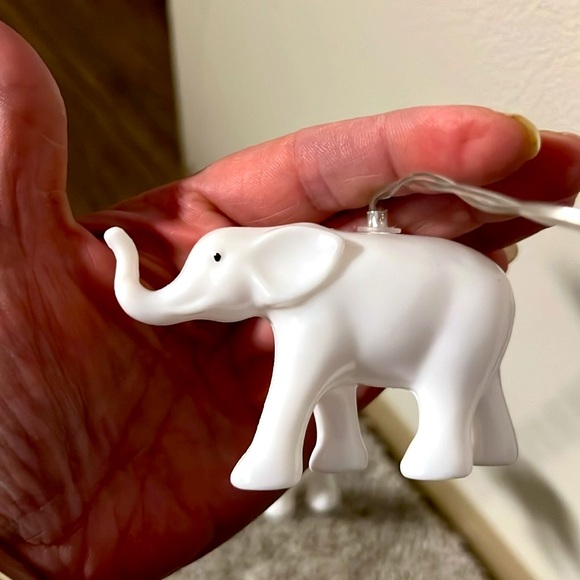 NEW! 🐘  7 FOOT WHITE PLASTIC 3” ELEPHANT STRING LIGHTS - AA BATTERY-OPERATED - Picture 1 of 7